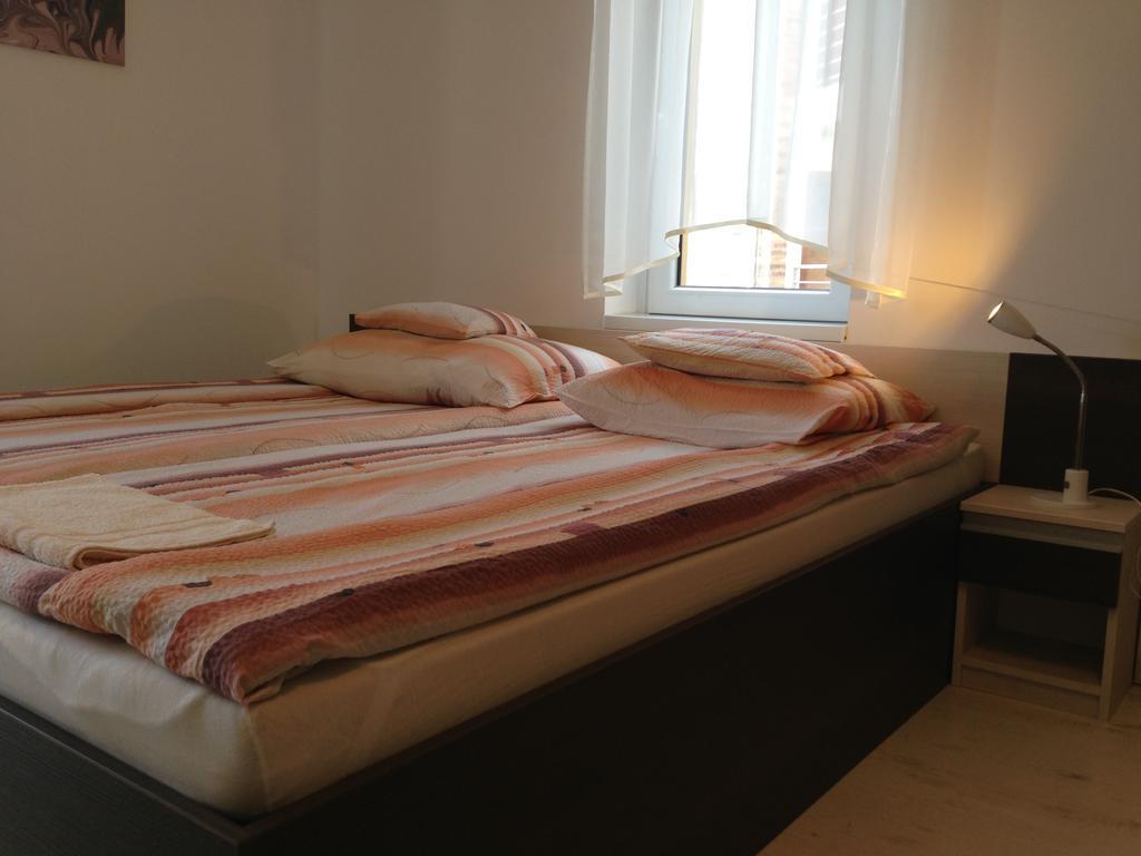 Lovagvár Apartments Gyula Szoba fotó