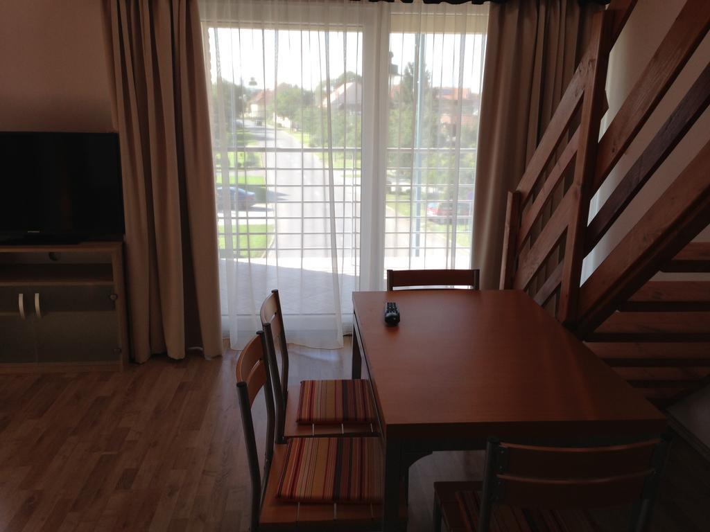 Lovagvár Apartments Gyula Szoba fotó